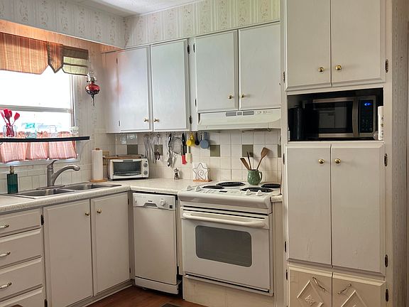 4th image of 8371 SE Skylark Avenue