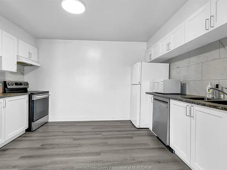 2136 Wyandotte St W #32 — Photo 9