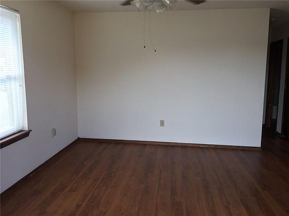 4th image of 802 SE G St APT B