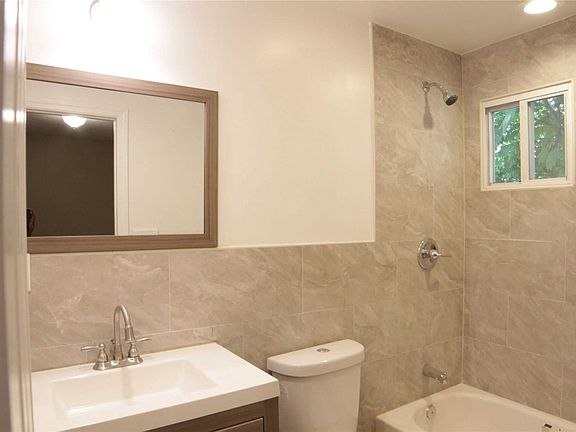 3rd image of 34 Silverpine Dr