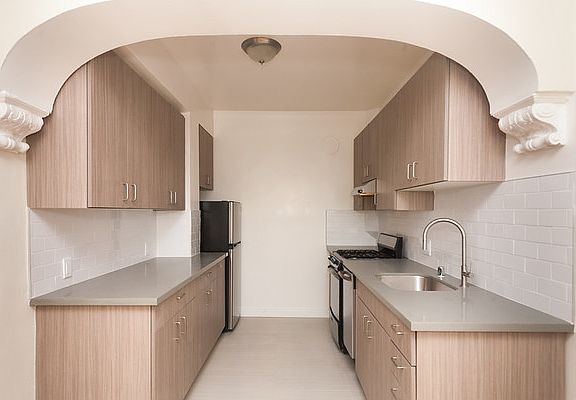 5th image of 1360 Lombard St APT 404