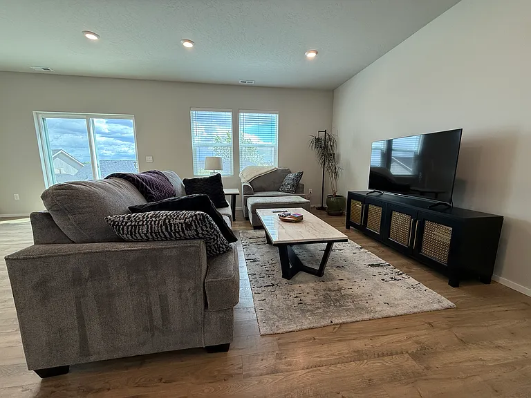 837 S Yolo Pl — Photo 3