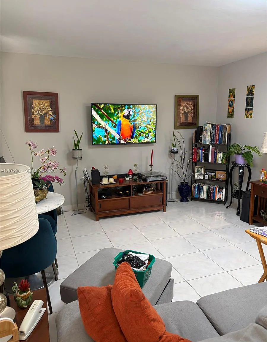 Kings Point Saxony Condos — Photo 4