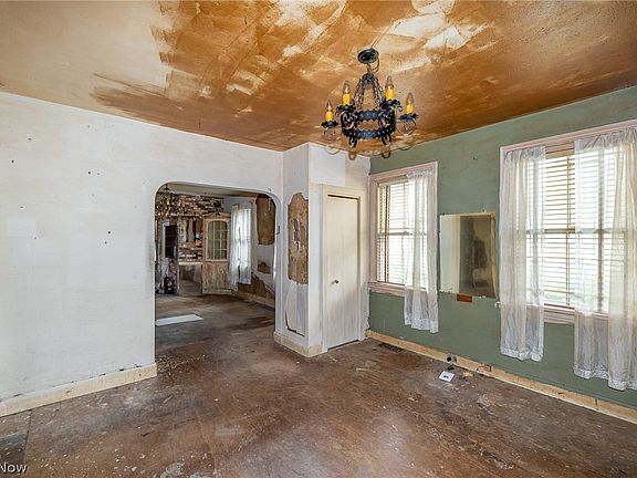 4th image of 3240 W 58th St