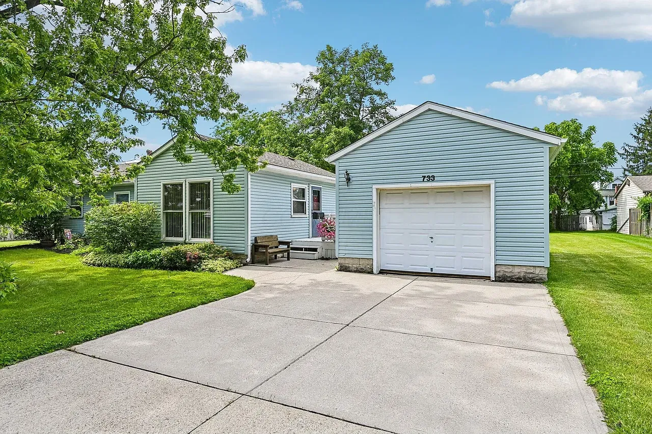 3 bed, 1152 sqft, $2,180 — Photo 1
