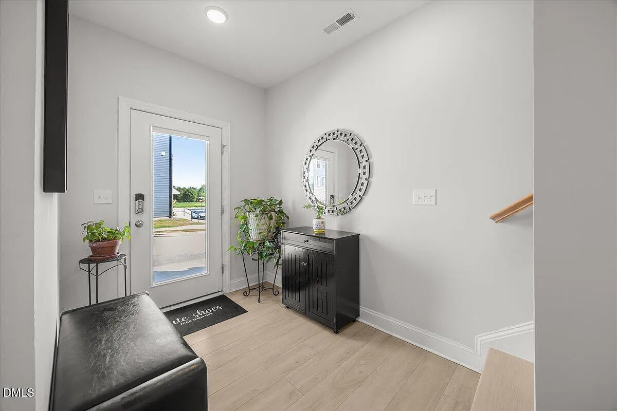 4 bed, 3.5 bath, 2443 sqft, $2,800 — Photo 3
