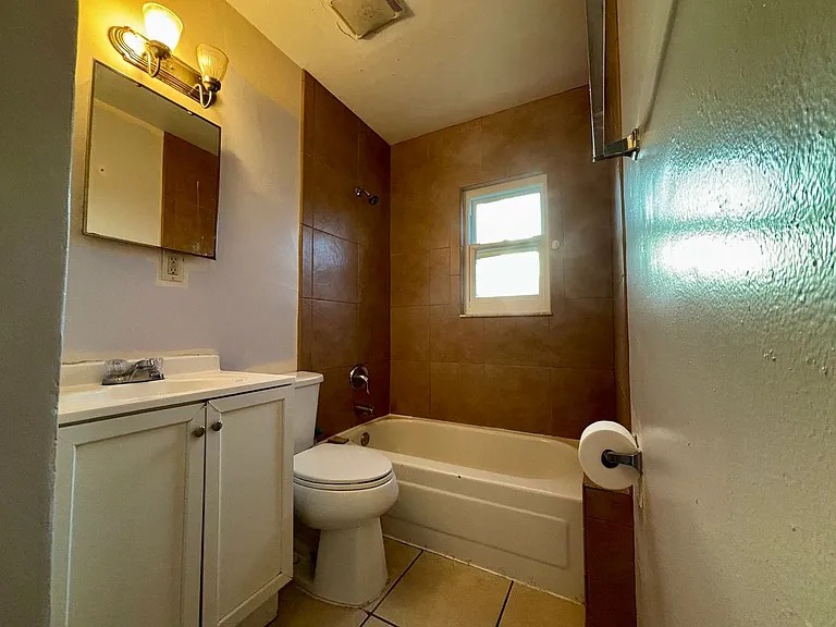 415 E Romana St — Photo 4