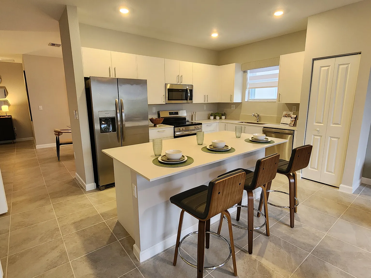 3 bed, 2527 sqft, $3,000 — Photo 3