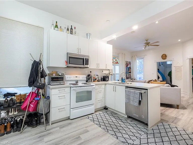 960 Richmond St — Photo 4
