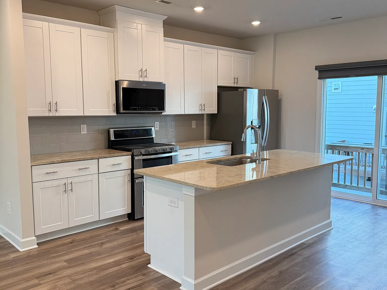 4 bed, 3.5 bath, 2058 sqft, $2,500 — Photo 2
