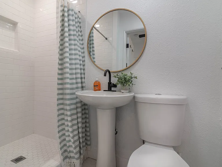 7319 S Hobart Blvd — Photo 7