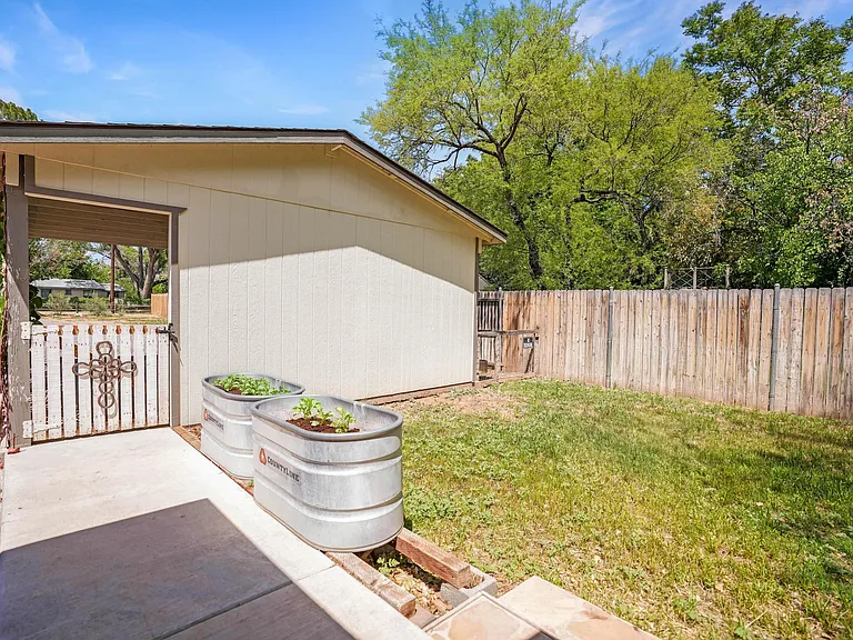 263 E Hollomon St — Photo 35