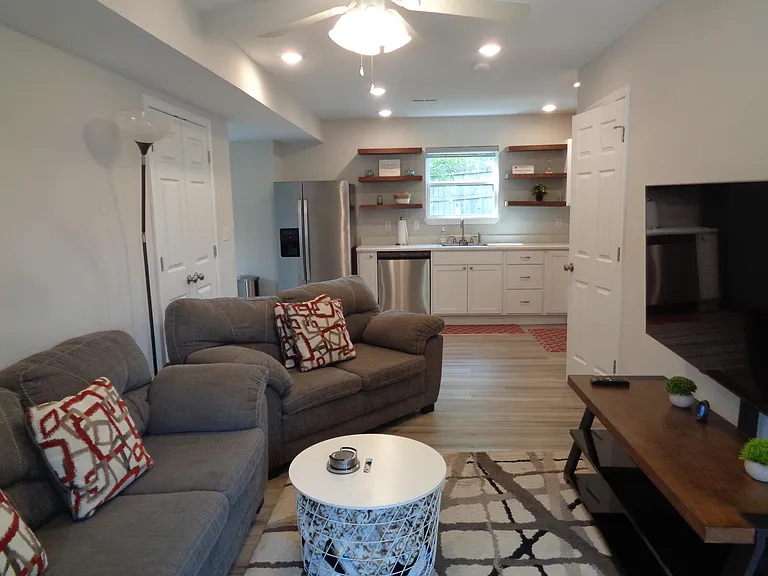 811 N 6th St — Photo 3