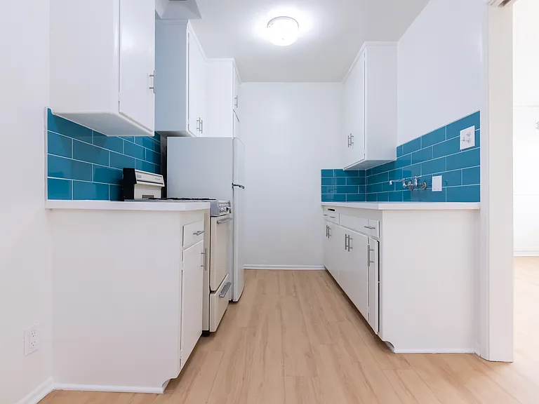 Gayley Manor Apartments — Photo 80
