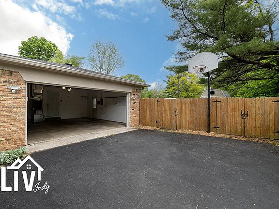 4th image of 2703 Lakewood Dr N