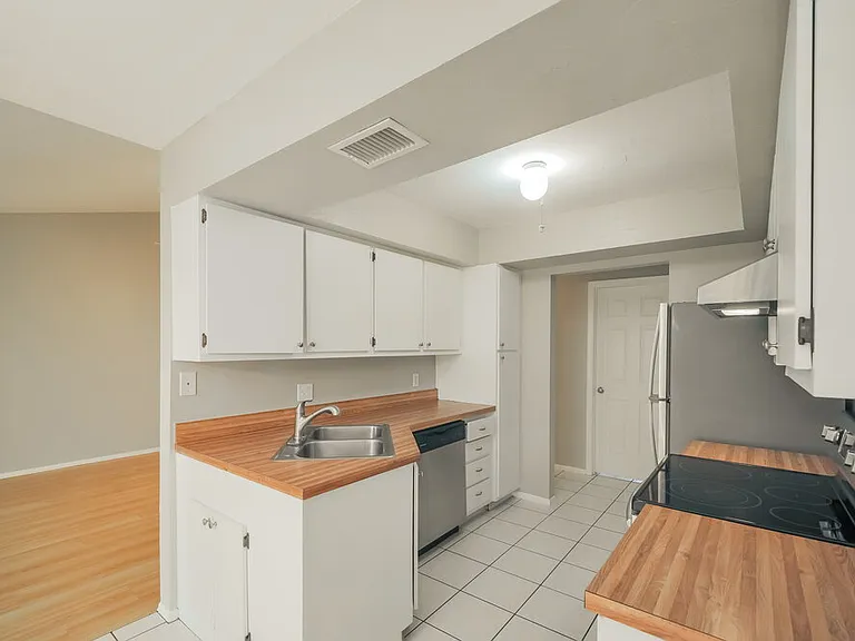 817 SW 9th Ave — Photo 6
