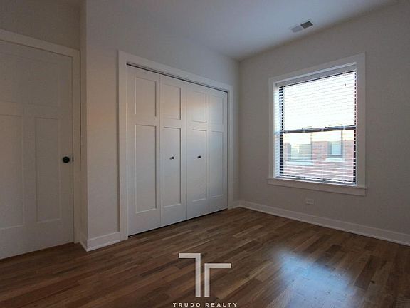 4th image of 2207 W Eastwood Ave