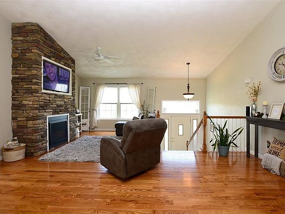2nd image of 933 Anne Ln