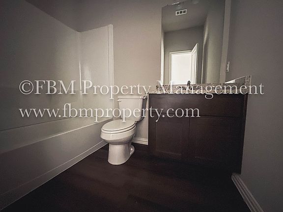5th image of 390 S Pecan St