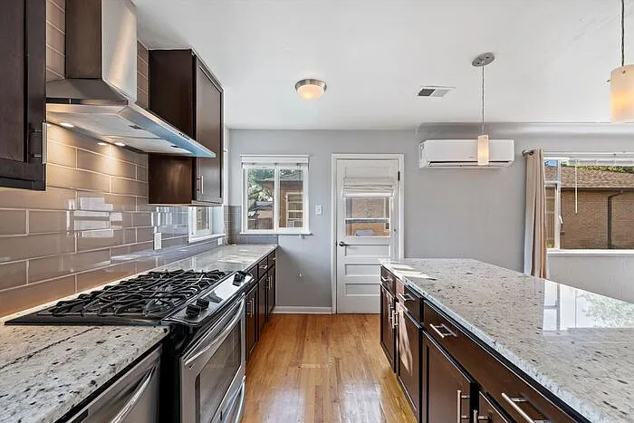 2 bed, 1.0 bath, 787 sqft, $2,195 — Photo 3