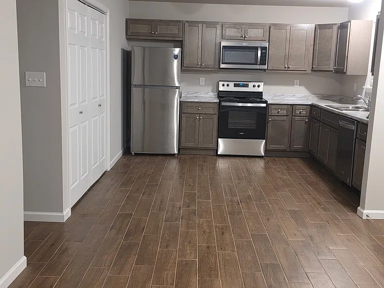 1215 Cliff Dr — Photo 2