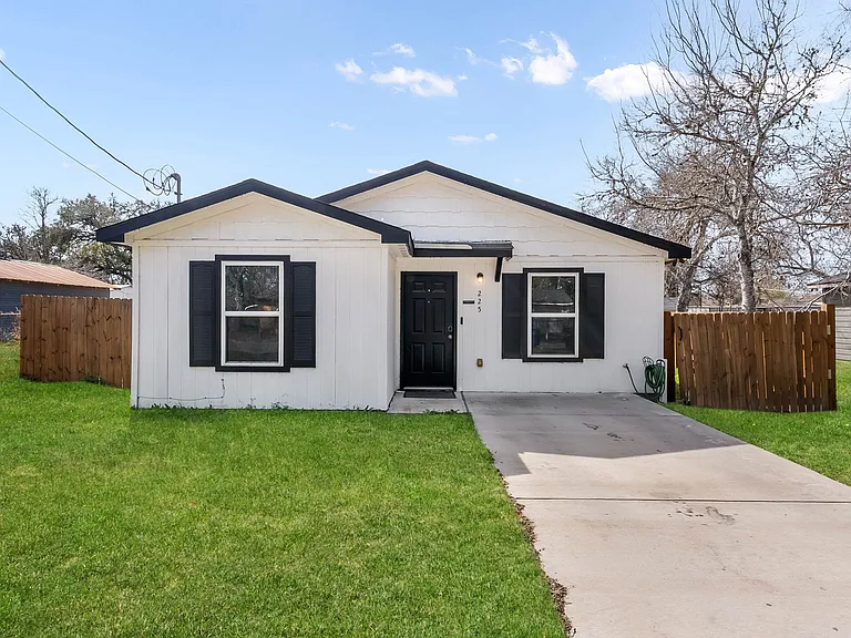 225 Virginia St — Photo 1