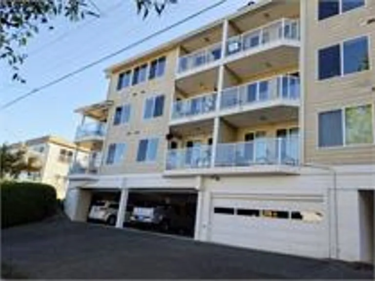 615 N State St — Photo 2