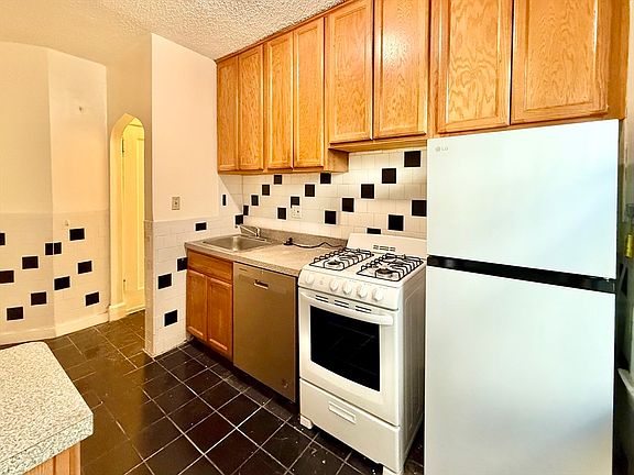 5th image of 26 Chiswick Rd APT 6