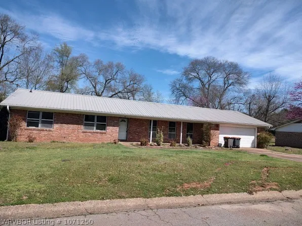 413 N 26th St, Ozark, AR 72949
