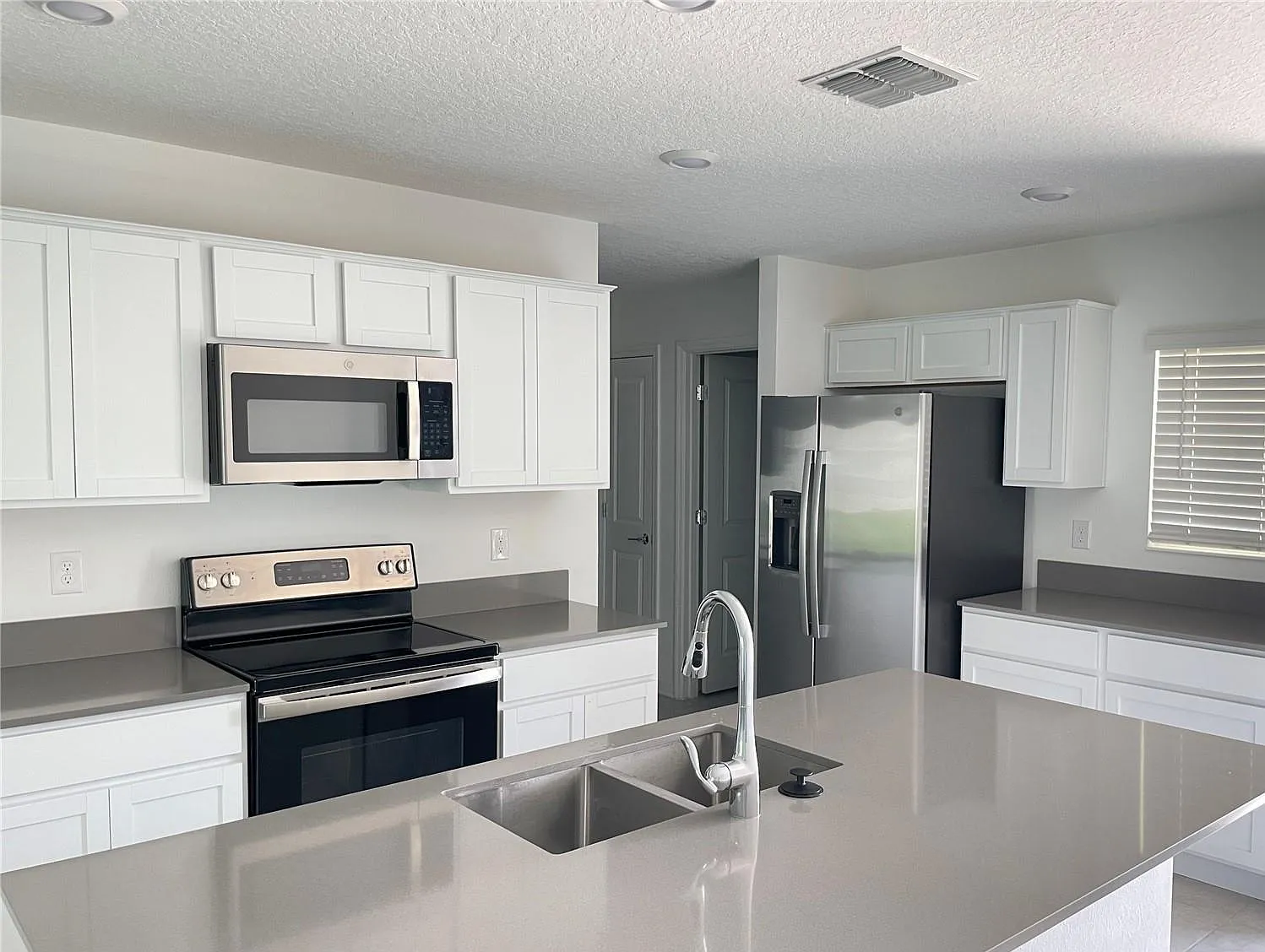 3 bed, 1263 sqft, $2,100 — Photo 2