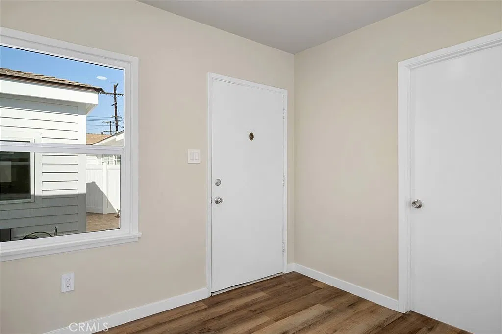 908 E Maple St — Photo 2