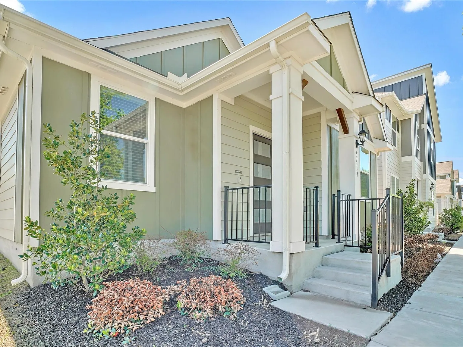 3 bed, 2.5 bath, 1938 sqft, $3,100 — Photo 2