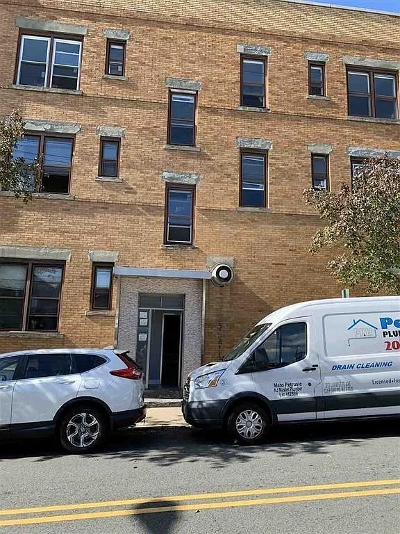 1 bed, 1.0 bath, $1,700 — Photo 1