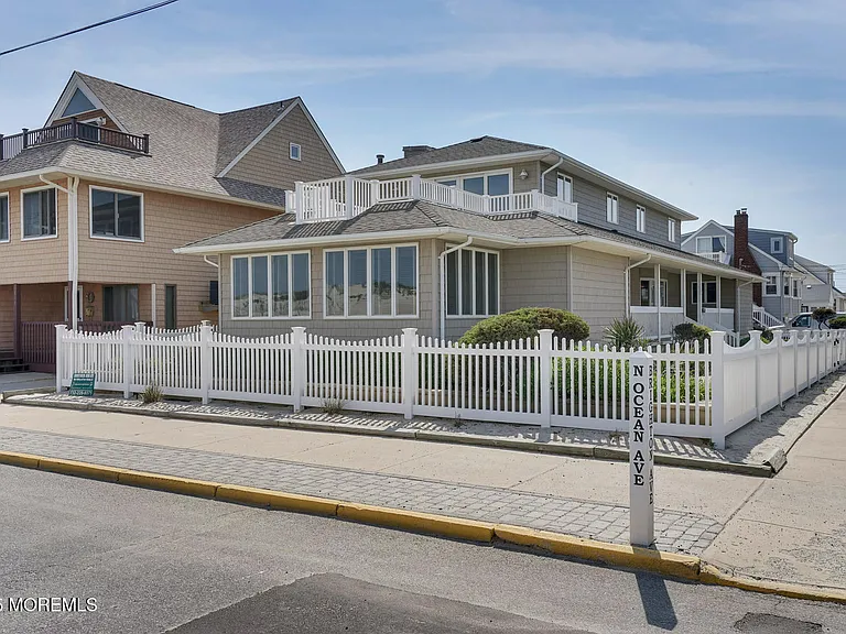 115 N Ocean Ave — Photo 1