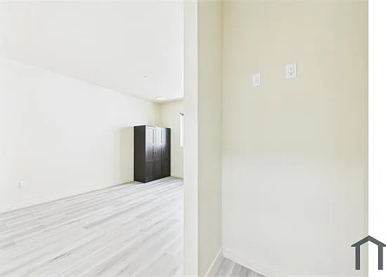 8457 Langdon Ave — Photo 5