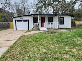 225 Jasmine St, Lake Jackson, TX 77566