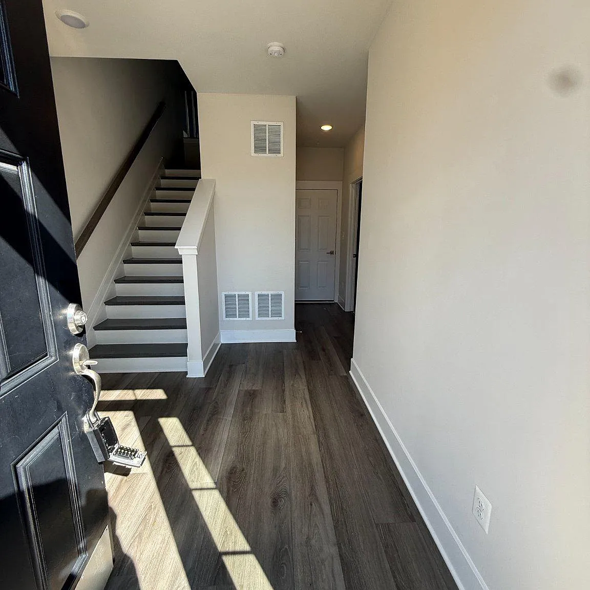 4 bed, 2.5 bath, 1900 sqft, $2,850 — Photo 2