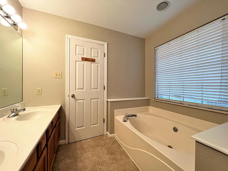 10025 Highgate Cir — Photo 12
