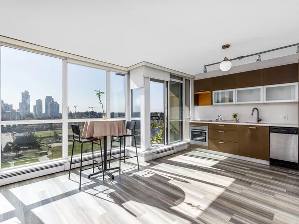 10777 University Dr #1603, Surrey, BC V3T 0E6