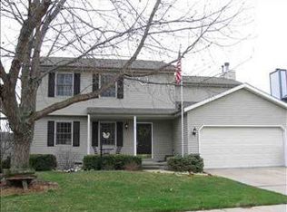 3 Fountain Lake Ct, Bloomington, IL