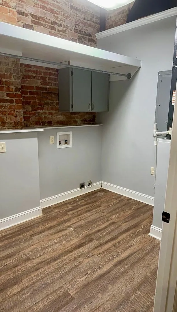 27 W Oak St — Photo 3