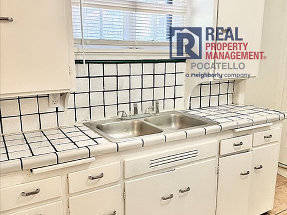 3rd image of 643 W Bonneville St #643