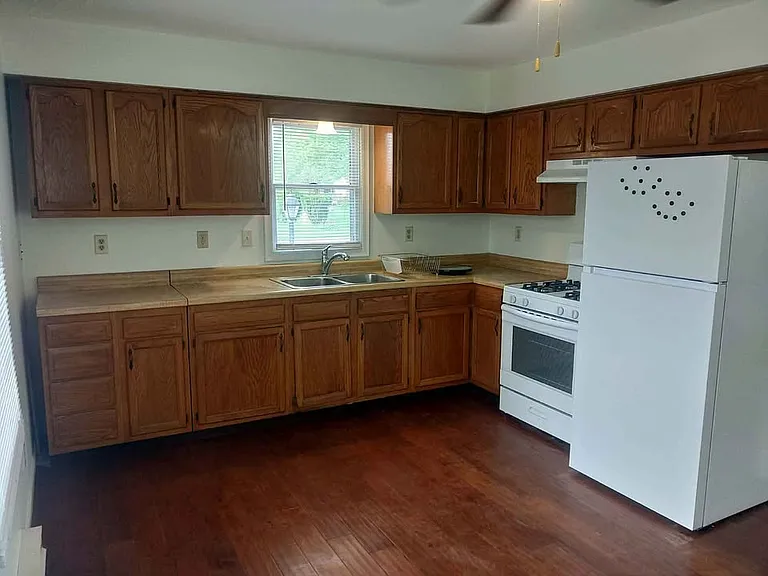 721 College St — Photo 3