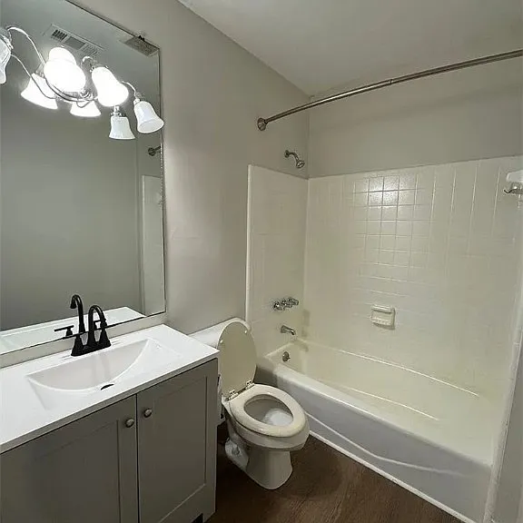 114 W Henry St #B — Photo 9