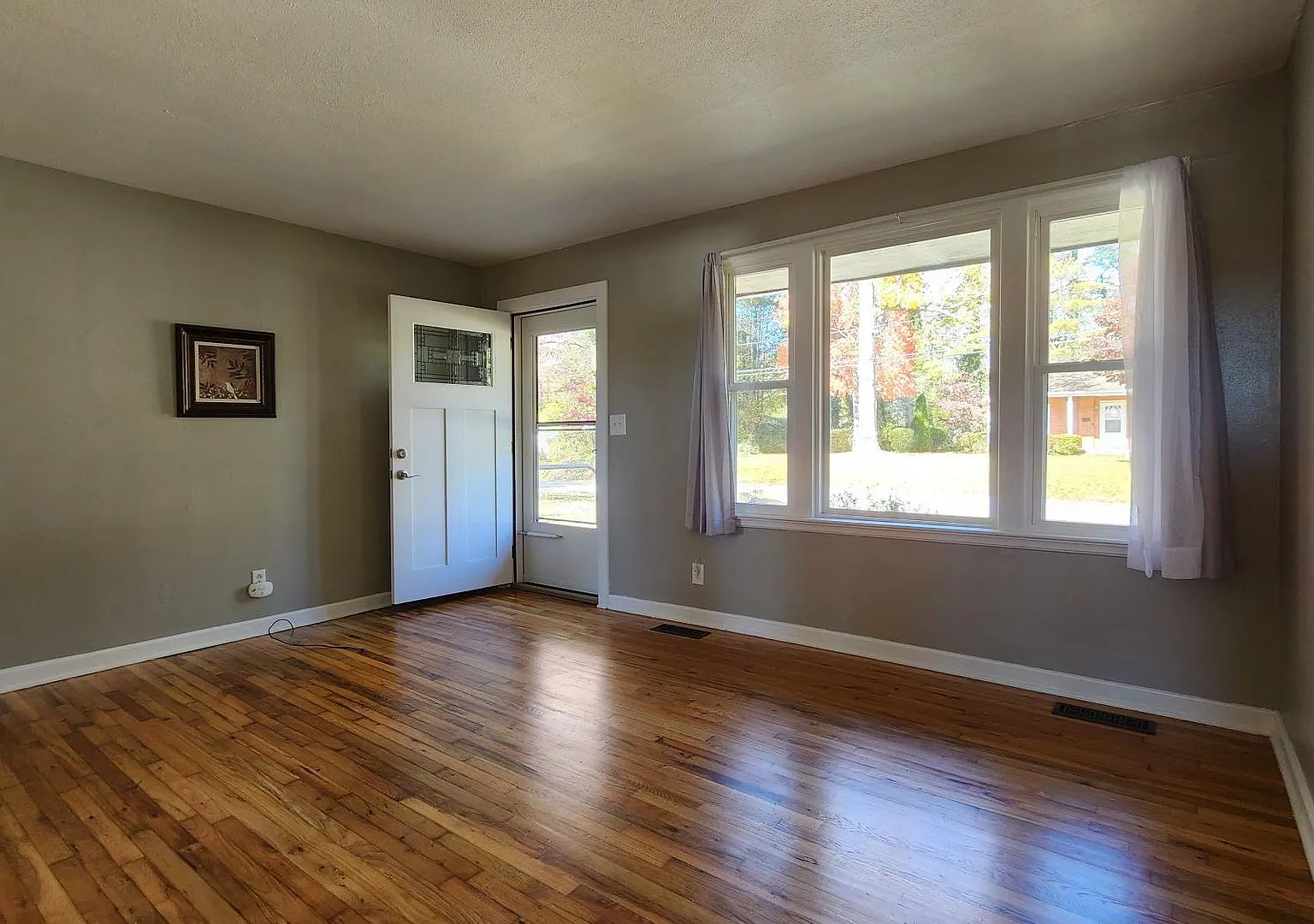 Newly Renovated Sapphire Manor Condo — Photo 2