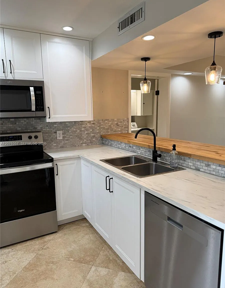 Condo 10 Of Whitehall Con — Photo 1