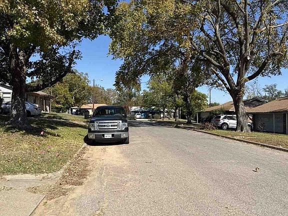 3rd image of 209 Ross Ave