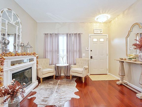 4th image of 18 Crown Ave