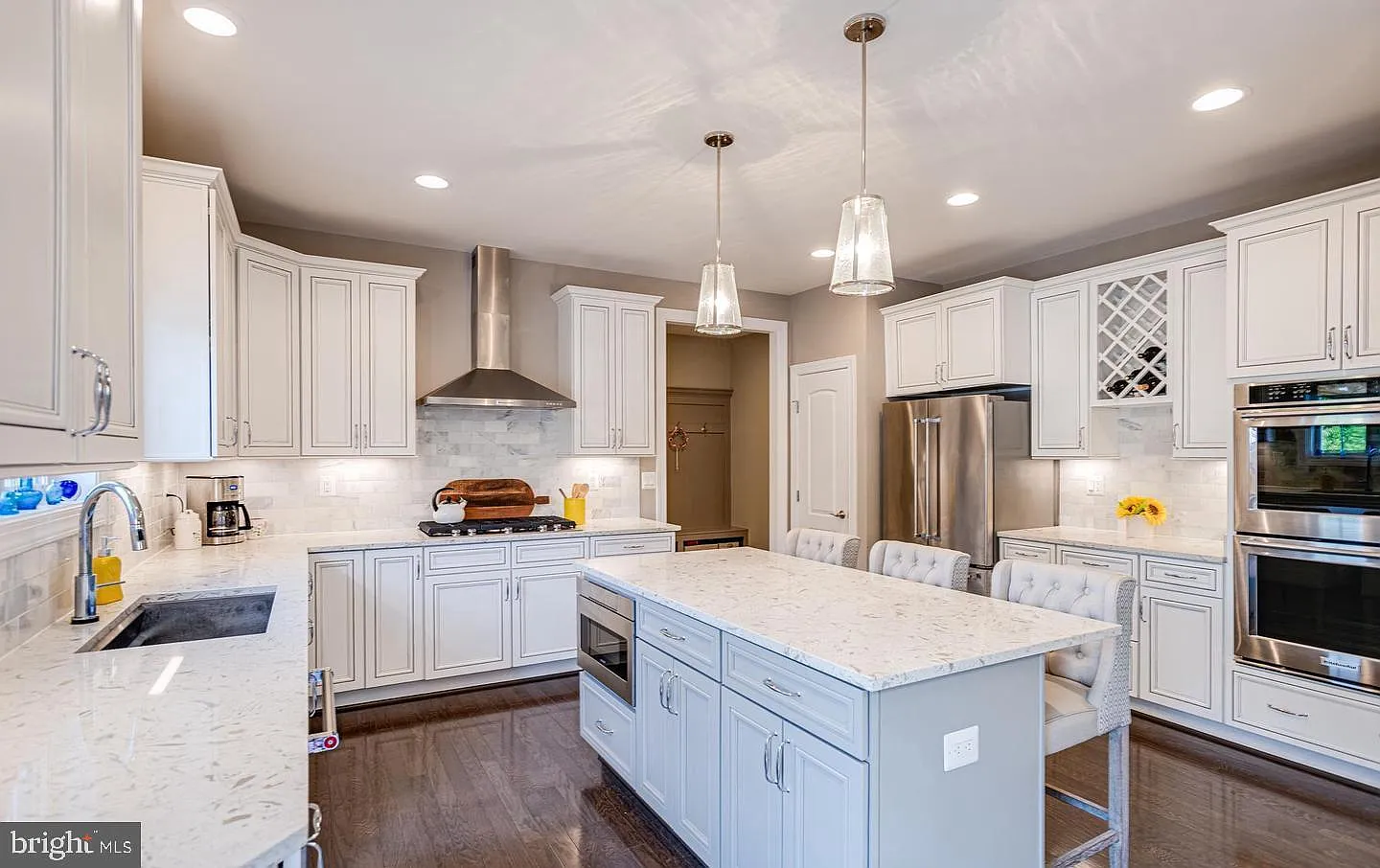 5 bed, 4.5 bath, 4612 sqft, $5,200 — Photo 3