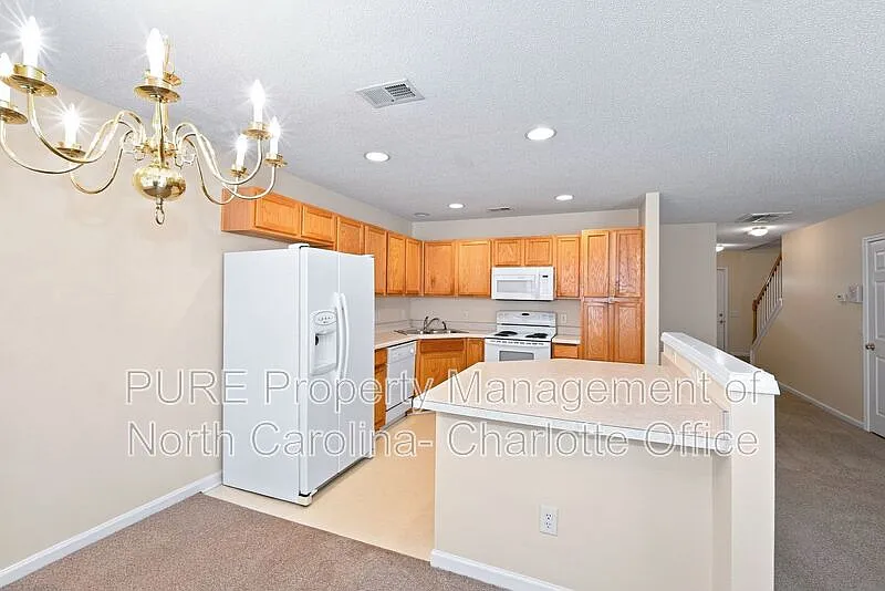 2 bed, 2.5 bath, 1325 sqft, $1,685 — Photo 3